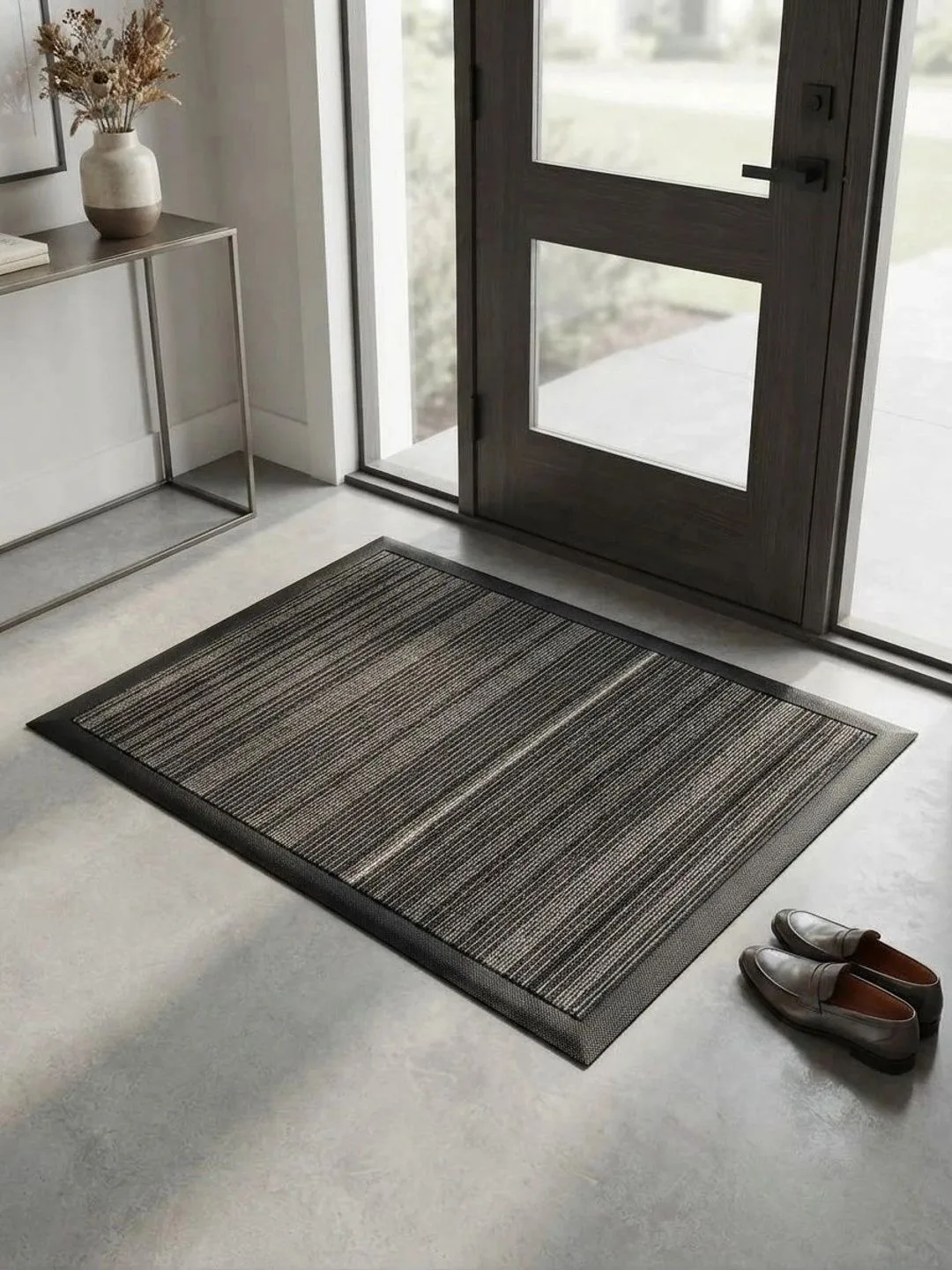 Black & Beige Striped Rubber-Border Doormat 75 x 45 cm in black & beige, texture close-up