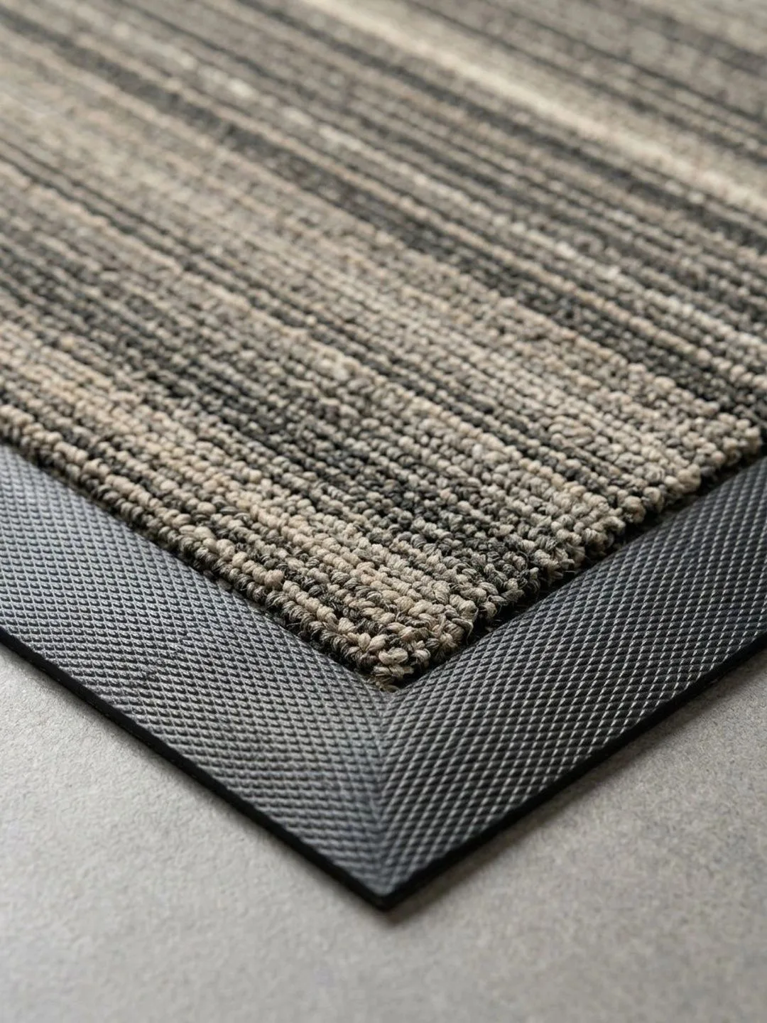 Black & Beige Striped Rubber-Border Doormat 75 x 45 cm in black & beige, backing detail