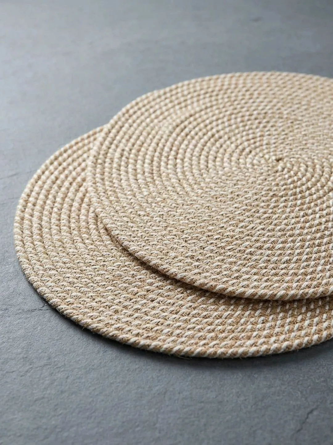 Natural Jute Braided Round placemats 36 cm diameter, texture close-up